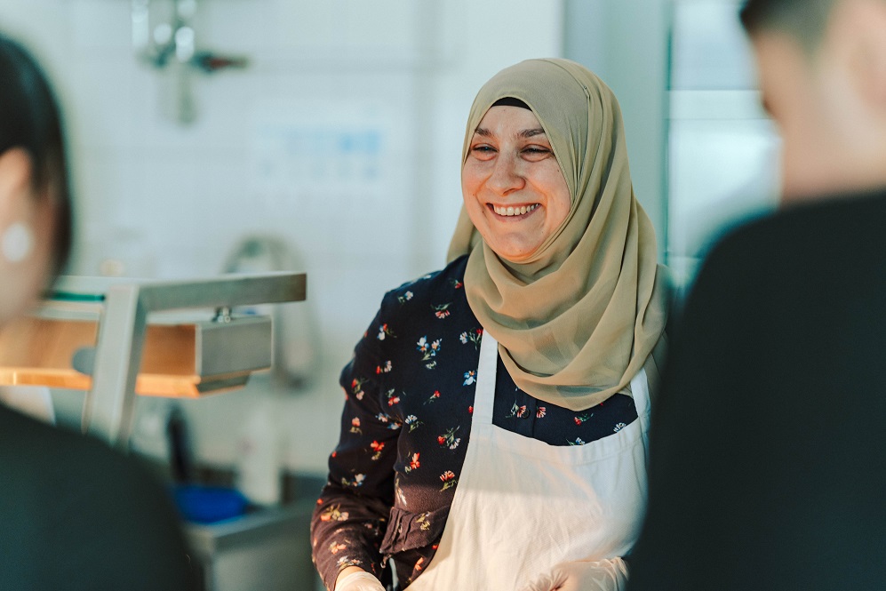 Eine andere Mitarbeiterin lächelt